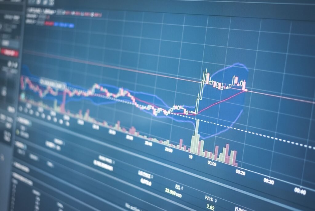 U.S. financial market showing Federal Reserve interest rates, 10-Year Treasury yield near 5%, crude oil above $100 and major stock indexes