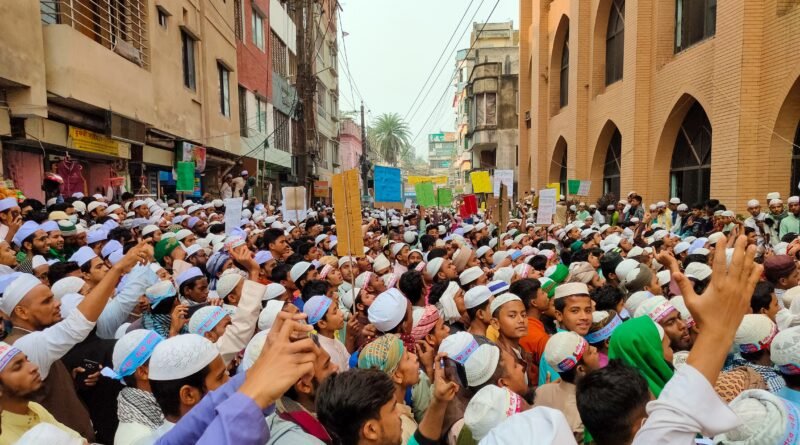 Imran Khan supporters and political protesters marching toward Islamabad in Pakistan